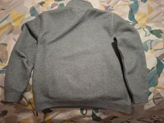 Sudadera gris con cremallera y bolsillos