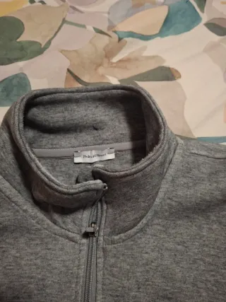 Sudadera gris con cremallera y bolsillos