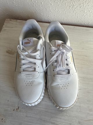 Zapatillas Puma Blancas y Doradas