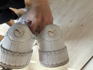 Zapatillas Puma Blancas y Doradas