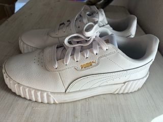 Zapatillas Puma Blancas y Doradas