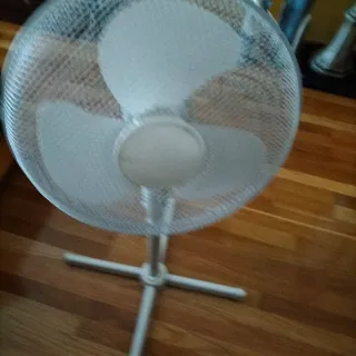 Ventilador de pie blanco usado 1 vez