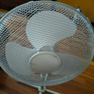 Ventilador de pie blanco usado 1 vez