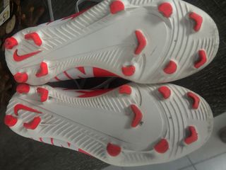 Botas de fútbol Nike blancas y rojas