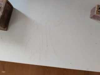 Mueble TV blanco y amarillo