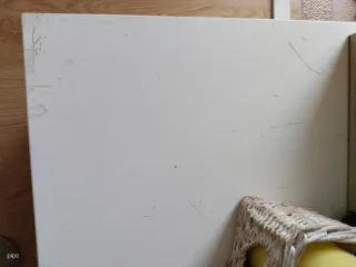 Mueble TV blanco y amarillo