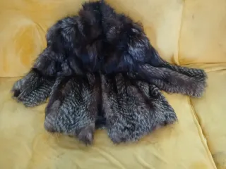 Abrigo de piel de zorro negro