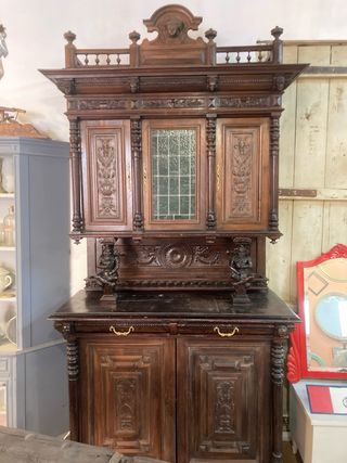 Aparador antiguo de madera tallada