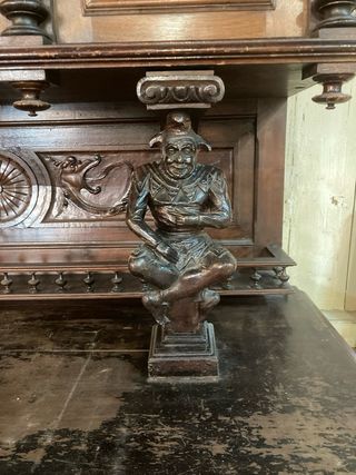 Aparador antiguo de madera tallada