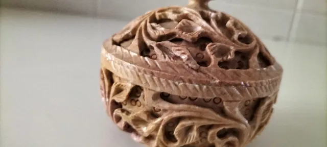 Antica scatolina indiana rotonda in marmo rosa