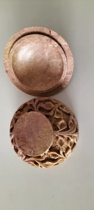 Antigua Cajita hindú redonda, de mármol rosado.