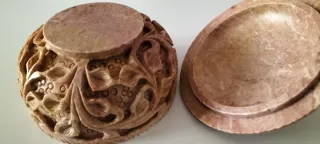 Antigua Cajita hindú redonda, de mármol rosado.