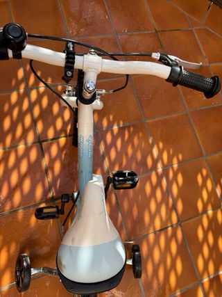 Bicicleta infantil azul y blanca 14”