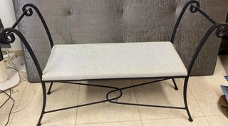 Banco de hierro forjado con asiento tapizado