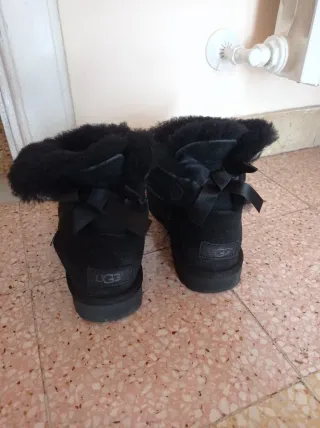 Stivali Ugg neri con fiocco