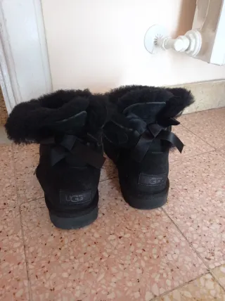 Stivali Ugg neri con fiocco