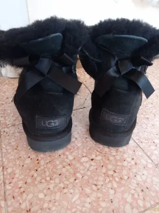 Stivali Ugg neri con fiocco