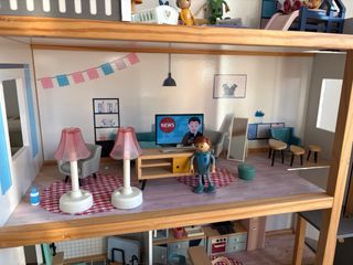 Casa de muñecas de madera con accesorios