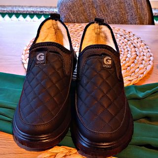 Nuove scarpe/scarpe da ginnastica pelose