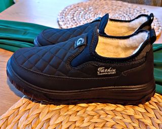 Nuove scarpe/scarpe da ginnastica pelose