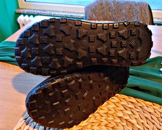 Nuove scarpe/scarpe da ginnastica pelose