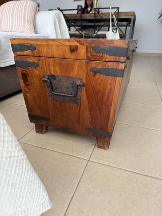 Baúl de madera con detalles metálicos