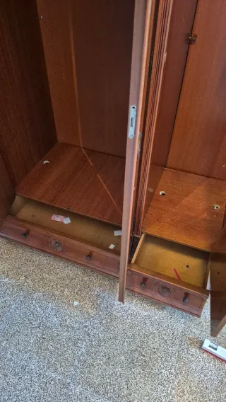 Armario clásico de madera con espejo