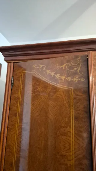 Armario clásico de madera con espejo