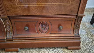 Armario clásico de madera con espejo