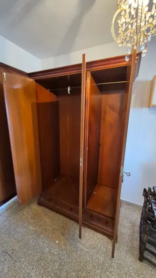 Armario clásico de madera con espejo