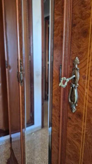 Armario clásico de madera con espejo