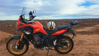 Moto Trail Roja y Negra Prácticamente nueva.