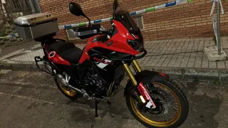 Moto Trail Roja y Negra Prácticamente nueva.