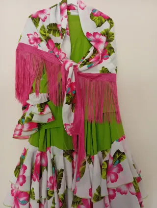 Traje de flamenca verde con flores, tres piezas
