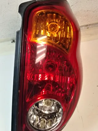 Piloto trasero derecho L200