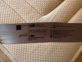 Base tapizada y colchón 135x200.