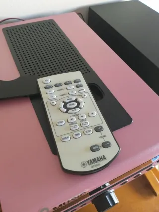 Mini cadena Yamaha CD rosa y negro con  mando