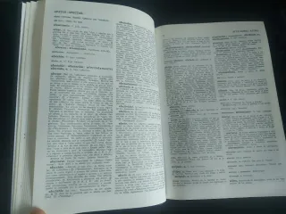 Diccionario uso español María Moliner. Gredos 1990