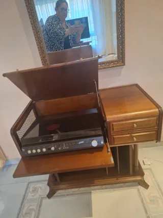 Tocadiscos Schneider con mesa y discos