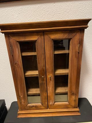 Mueble expositor de madera con puertas de cristal