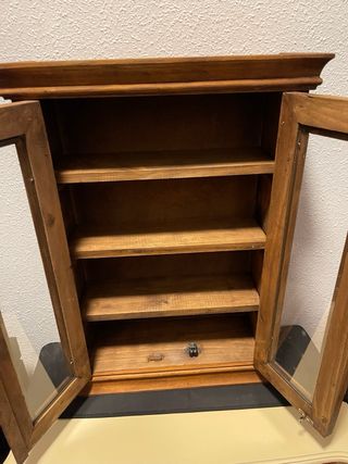 Mueble expositor de madera con puertas de cristal