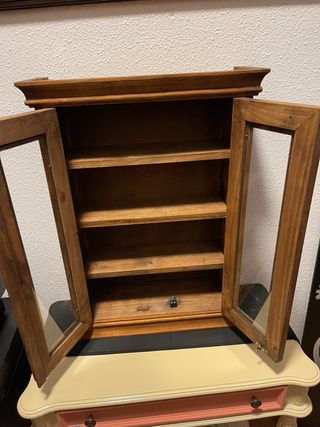 Mueble expositor de madera con puertas de cristal