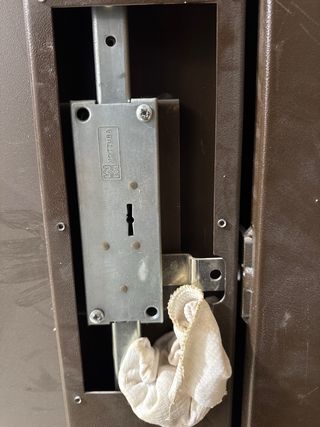 Puerta antiokupa metálica