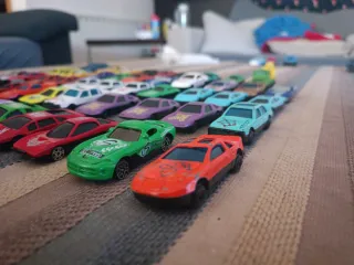 50 coches de juguete, seminuevos