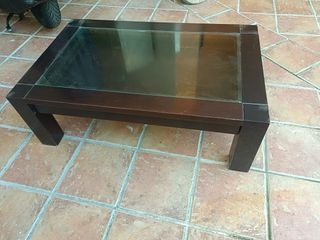 Set de salón: vitrina, mueble TV y mesa café.