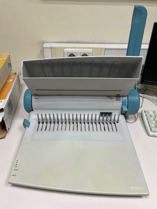 Encuadernadora manual con material