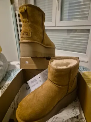 Botas UGG Mini Plataforma Piel Beige