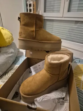 Botas UGG Mini Plataforma Piel Beige