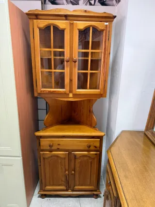 Mueble de esquina de madera con vitrina