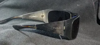 Gafas de sol Gucci negras y plateadas